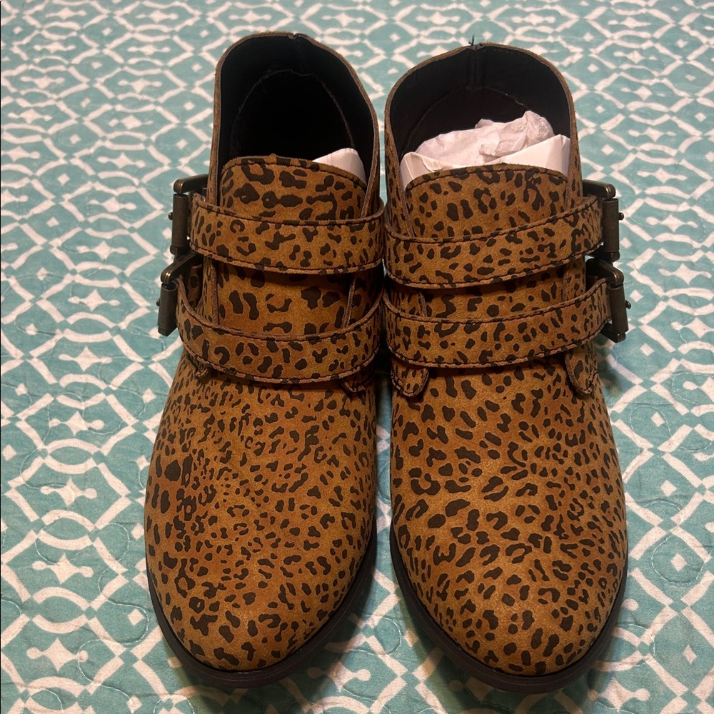 Volcom Woman’s Leopard Print Boots